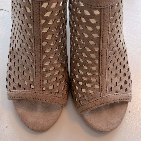 Liz Claiborne refined, comfort, stacked heel, open weave sandals 5.5 - Picture 4 of 9